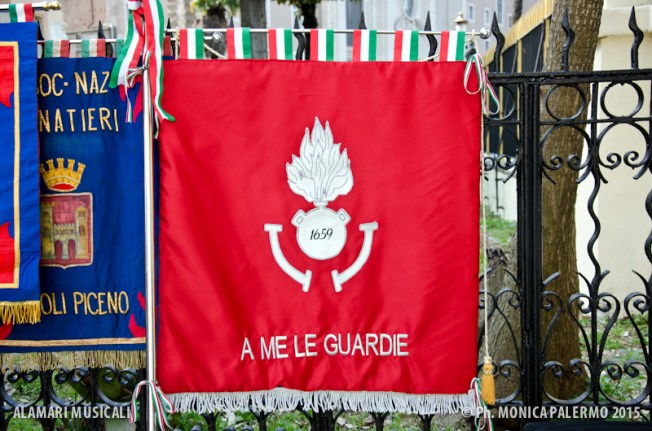 Il motto dei Granatieri deriva dal grido «A me le guardie per l'onore di casa Savoia!» lanciato dal Duca Carlo Emanuele II di Savoia, comandante del Reggimento Guardie Reali (Granatieri), ai suoi uomini, che si lanciarono in un corpo a corpo contro gli austriaci nella Battaglia di Goito del 30 maggio 1848 (Prima Guerra d'Indipendenza) e risultarono decisivi per le sorti del combattimento. Il motto venne ridotto, dopo la proclamazione della Repubblica Italiana, all'attuale motto: 