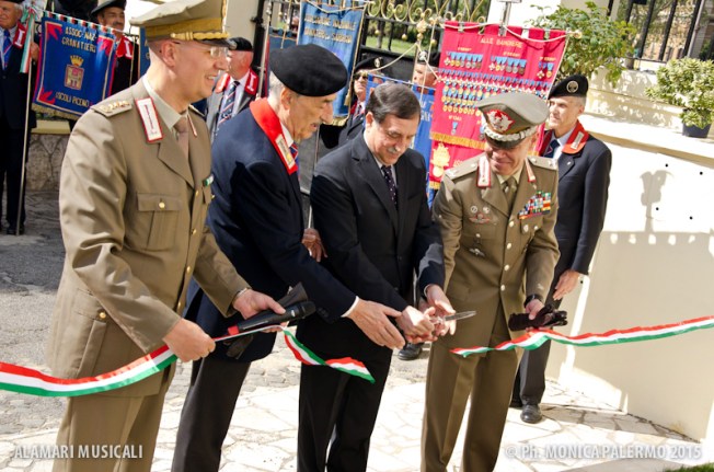 Il Sottosegretario di Stato alla Difesa, On. Domenico Rossi, taglia il nastro nel corso della cerimonia di riposizionamento del mosaico 